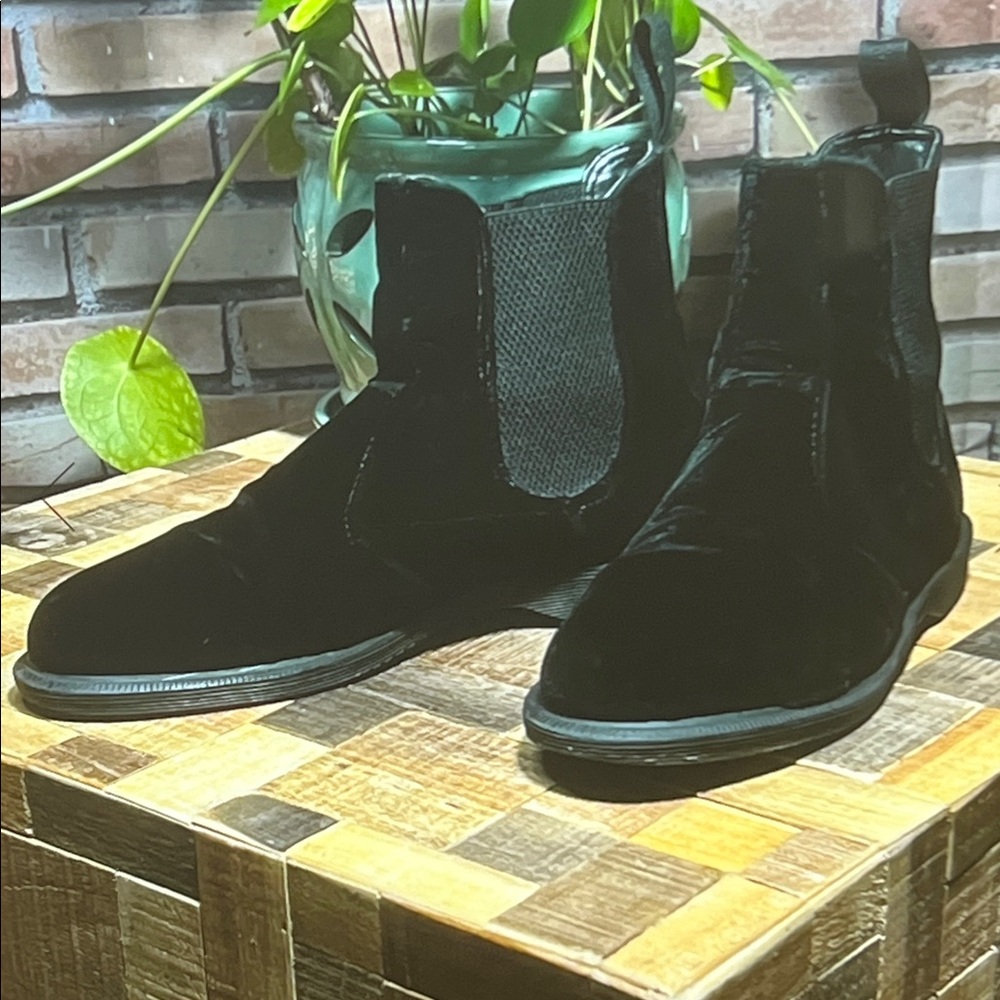 🥾 Dr. Martens — Flora Black Velvet Chelsea Boot — Sz 10 (EU 42)